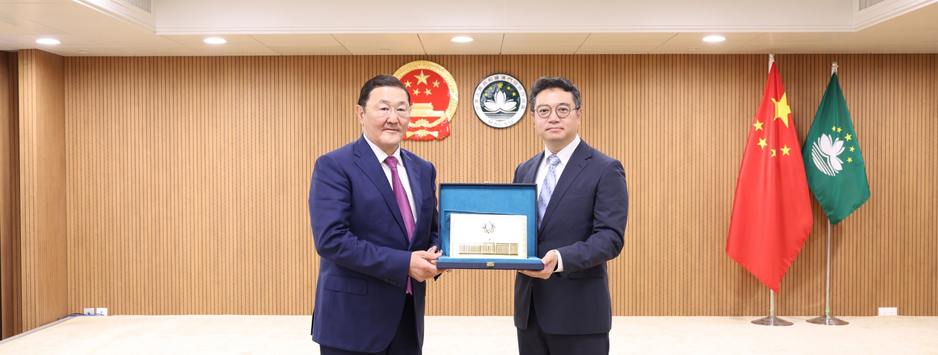 2026.05.20_唐曉峰檢察長與哈薩克斯坦共和國總檢察長Berik-Assylov交換紀念品