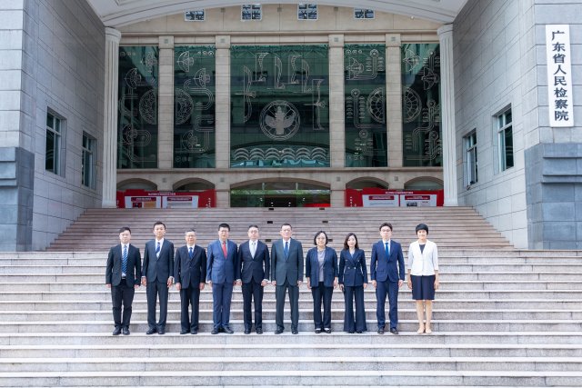 Visita da delegação do Ministério Público, chefiada pelo Procurador Tong Hio Fong, às procuradorias populares das quatro cidades da Província de Guangdong